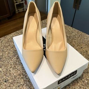 NWT Bamboo Nude 3.5” heel Pump